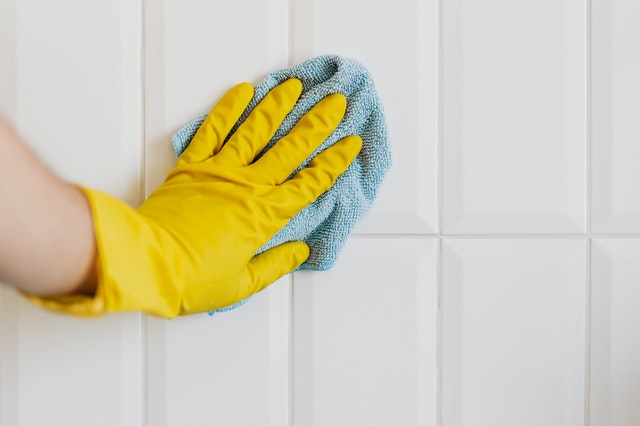 Limpiar paredes a mano