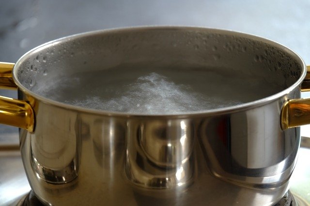 Agua caliente para quitar manchas de resina